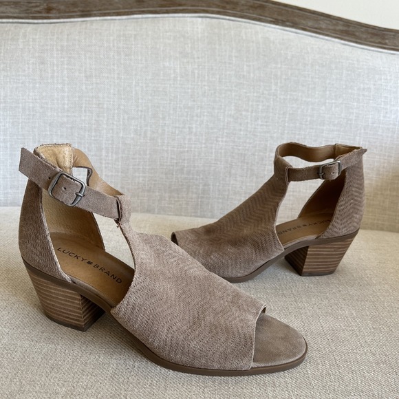 Lucky Brand Size 8.5 Baxley Light Brown Suede Ankle Strap Heeled Open Toe Sandal - Picture 1 of 15